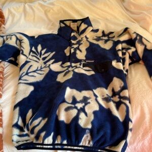 Men’s half snap Patagonia fleece. Size small Hawaiian blue white hibiscus flower